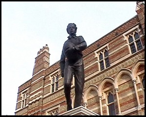 statue