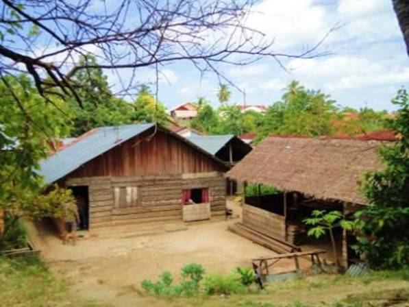 DSC02432 Weaving village house.jpg
