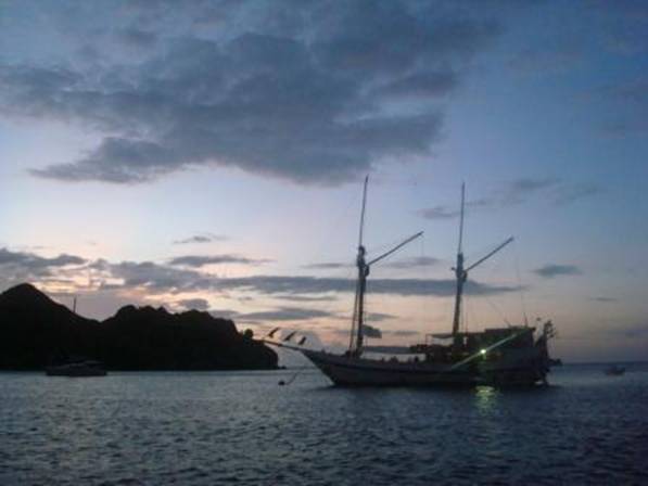 DSC06891 Sunset boat.jpg