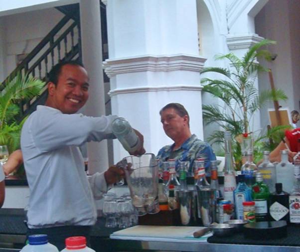 DSC07757 Raffles barman.JPG