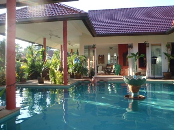 PB230794 Relax inthe pool.JPG