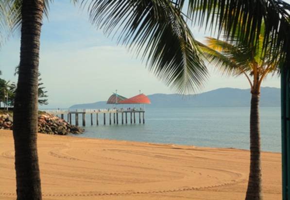 Townsville Strand Fishing Jetty.jpg