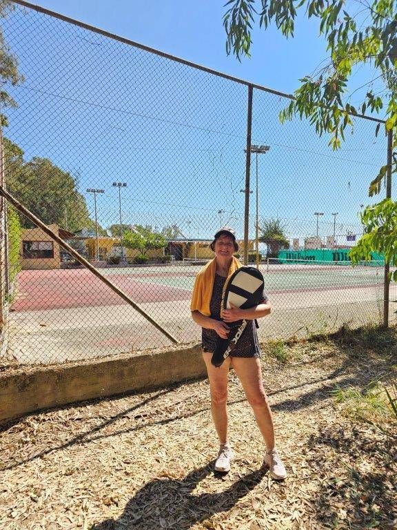 A person holding a tennis racket

Description automatically generated