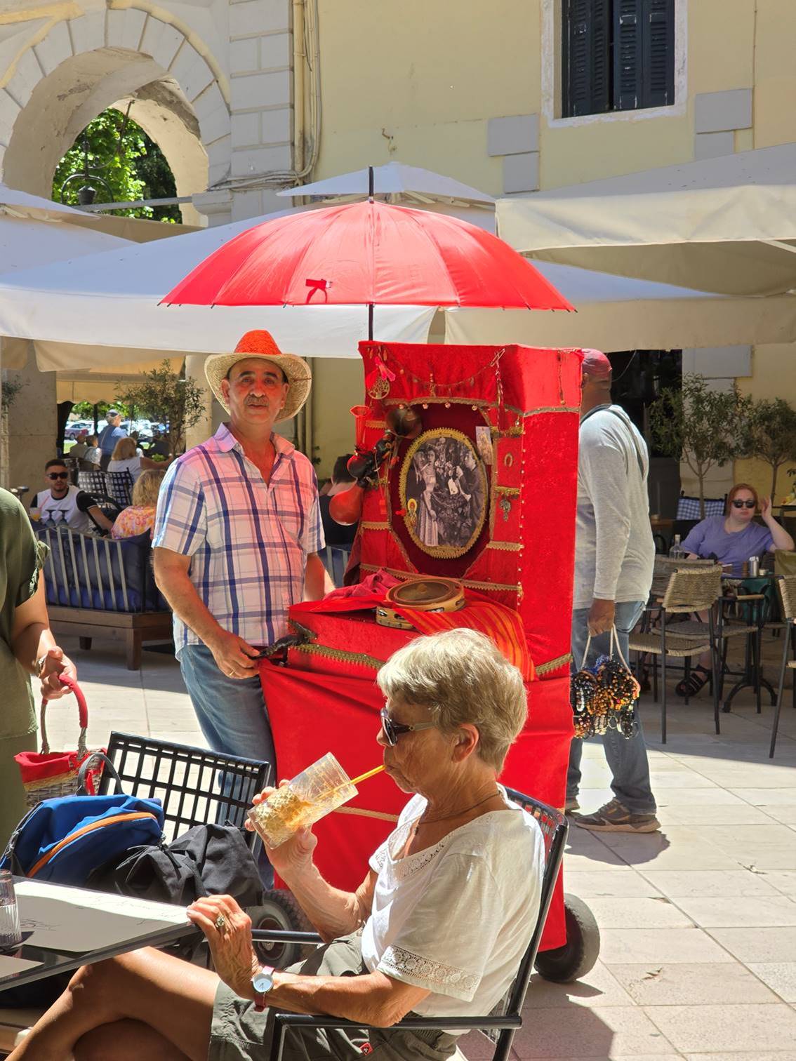 A group of people standing under an umbrella

Description automatically generated