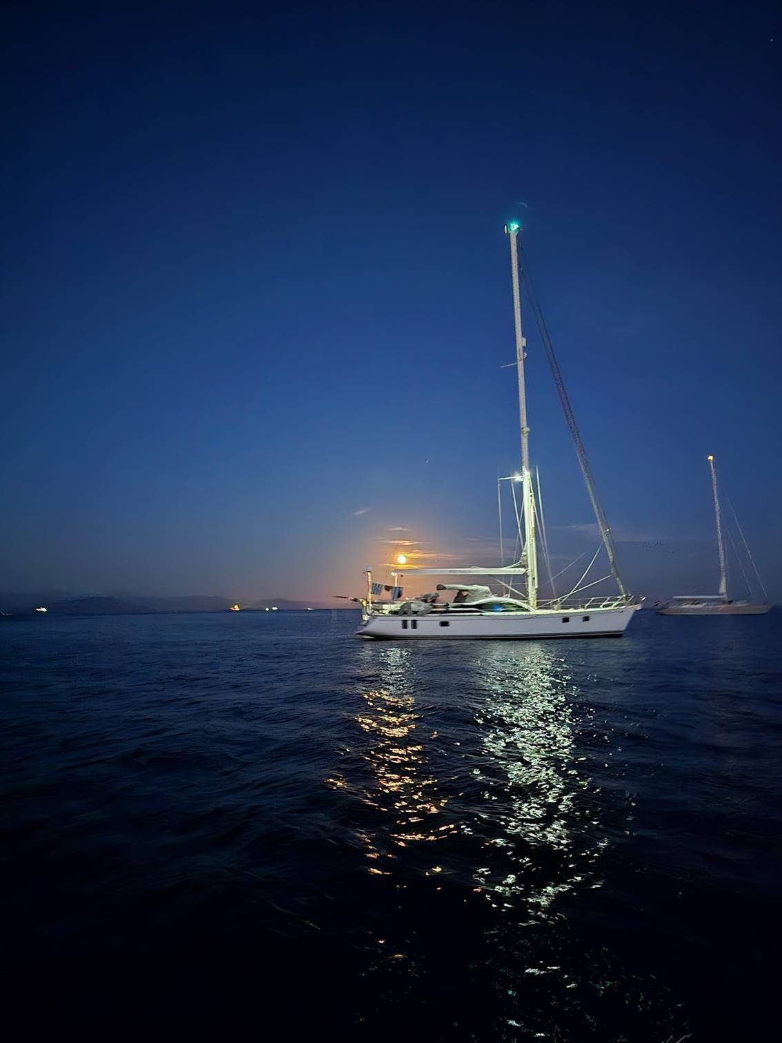 A boat in the water at night

Description automatically generated