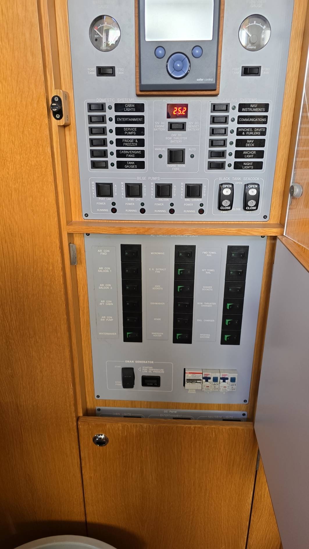 A panel with switches and switches

Description automatically generated