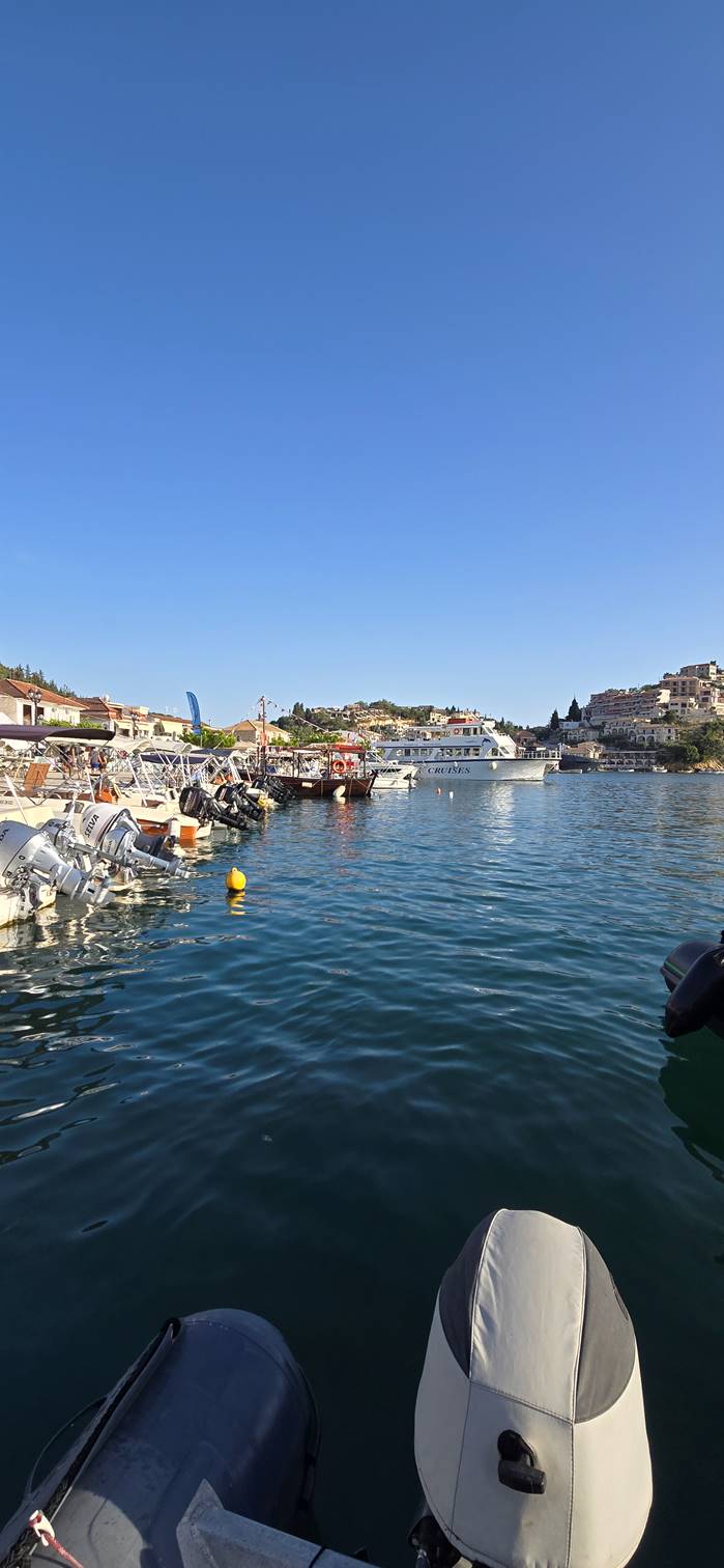 A body of water with a city in the background

Description automatically generated