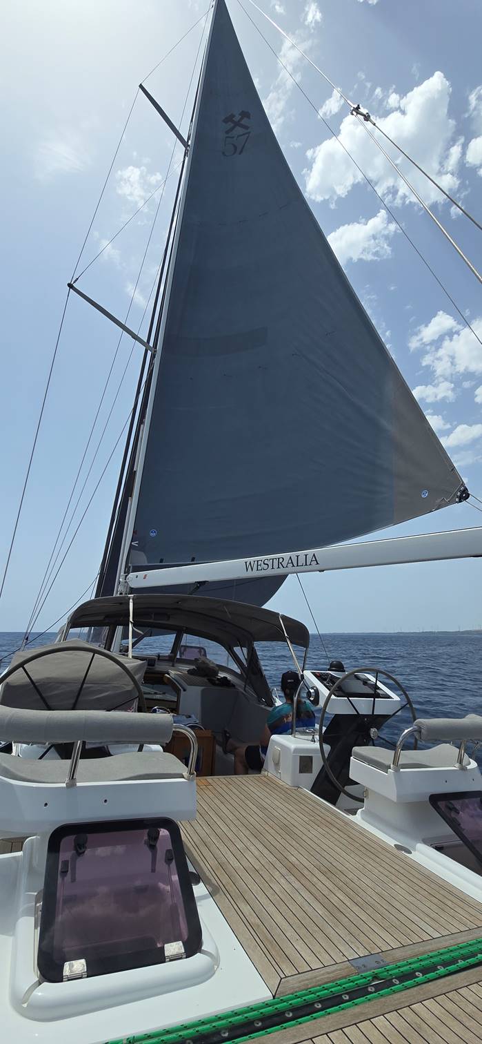 A sailboat on the water

Description automatically generated