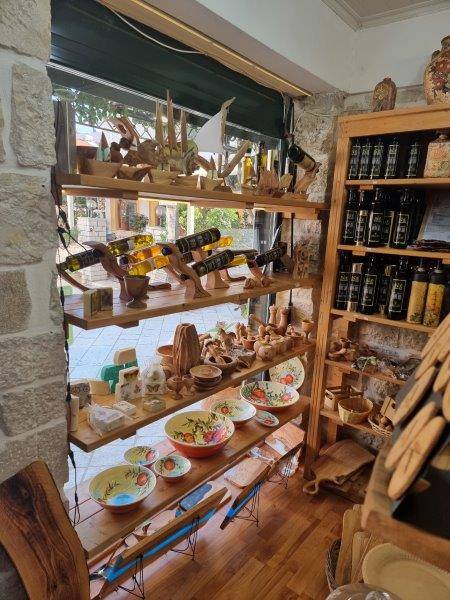 A picture containing text, indoor, shelf, shop

Description automatically generated